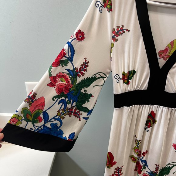 Cute v-neck dress with back tie - Picture 2 of 5